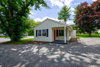 565 Bay Rd, Queensbury, NY à louer Photo de l’immeuble– Image 1 sur 13