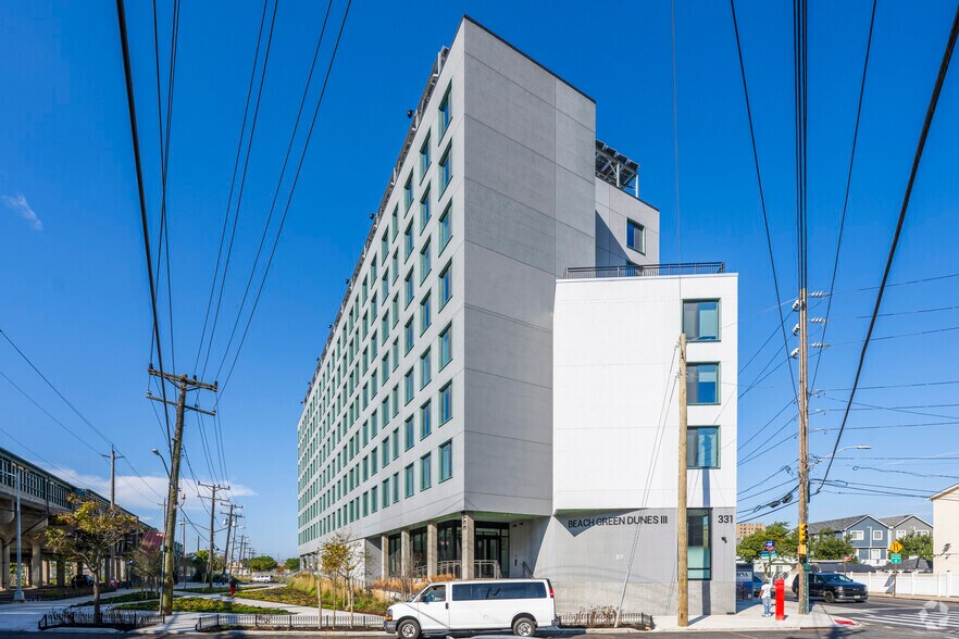 331 Beach 35th St, Far Rockaway, NY à louer - Photo de l’immeuble – Image 1 sur 10