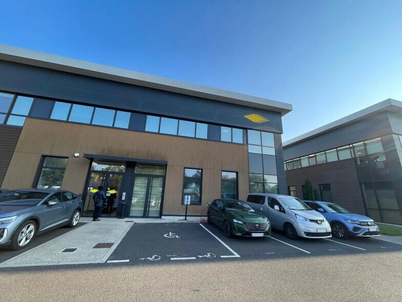 Local d’activités dans Gennevilliers à louer - Photo de l’immeuble – Image 1 sur 7