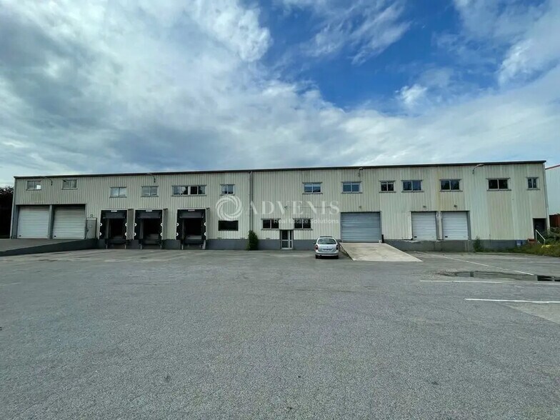Industriel/Logistique dans Ormes à louer - Photo de l’immeuble – Image 1 sur 12