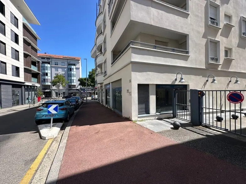 Local commercial dans Bron à louer - Photo de l’immeuble – Image 1 sur 3