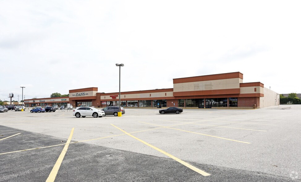 2505-2527 S Reynolds Rd, Toledo, OH à louer - Photo principale – Image 2 sur 11
