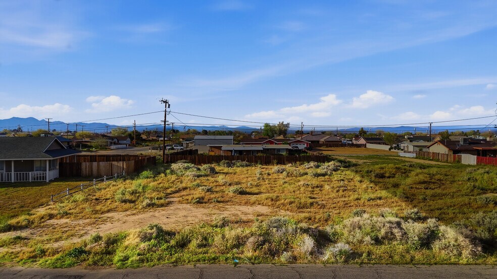 8113 Jacaranda Ave, California City, CA à vendre - Photo de l’immeuble – Image 3 sur 6