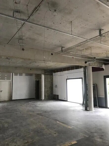 Local commercial dans Plescop à louer - Photo intérieure – Image 2 sur 3