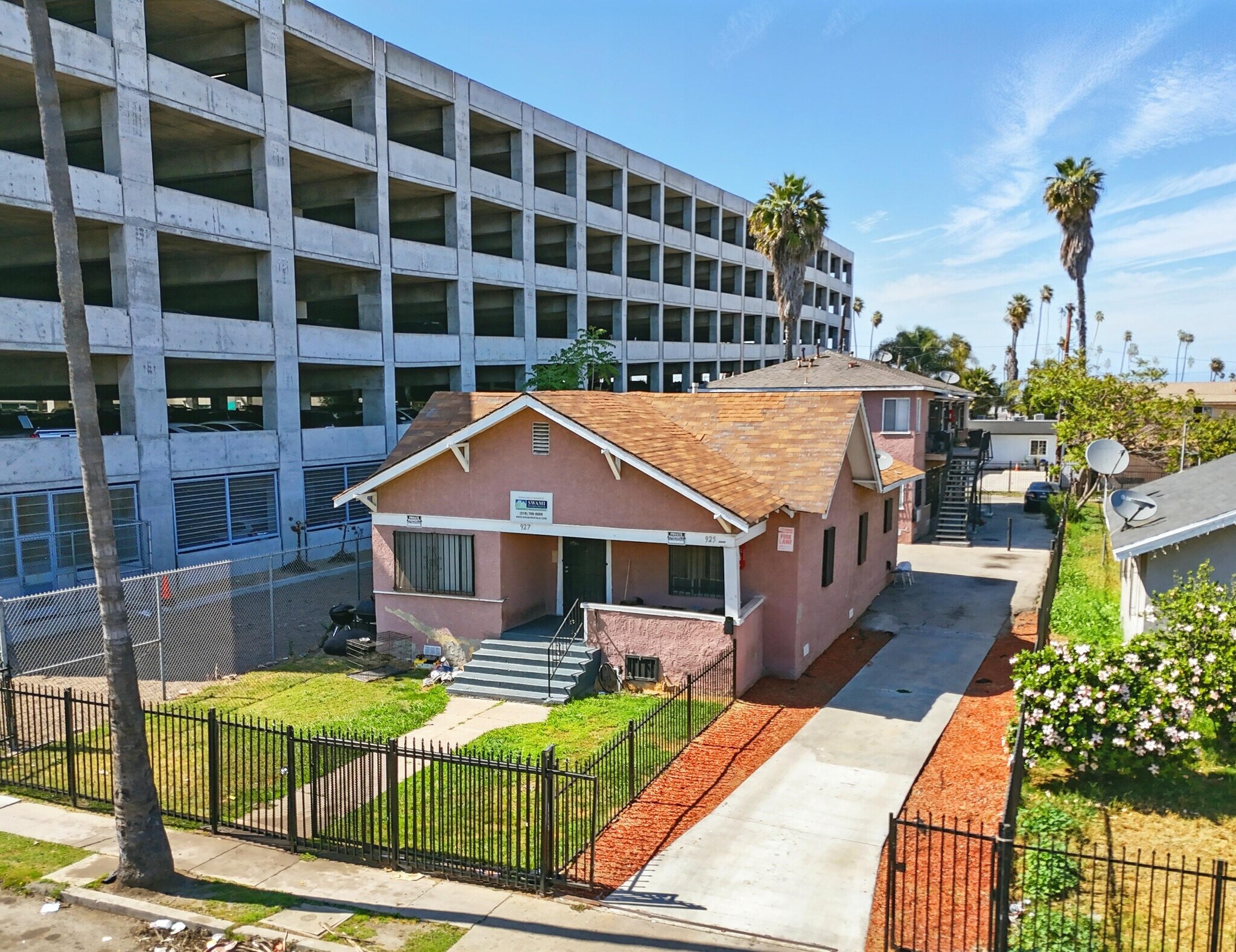 925 W 84th St, Los Angeles, CA à vendre Photo de l’immeuble– Image 1 sur 13