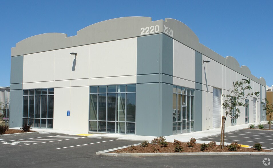 2220 N MacArthur Dr, Tracy, CA à louer - Photo de l’immeuble – Image 1 sur 1