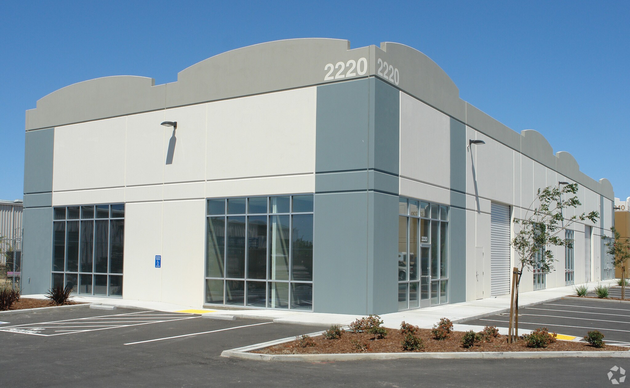 2220 N MacArthur Dr, Tracy, CA à louer Photo de l’immeuble– Image 1 sur 2