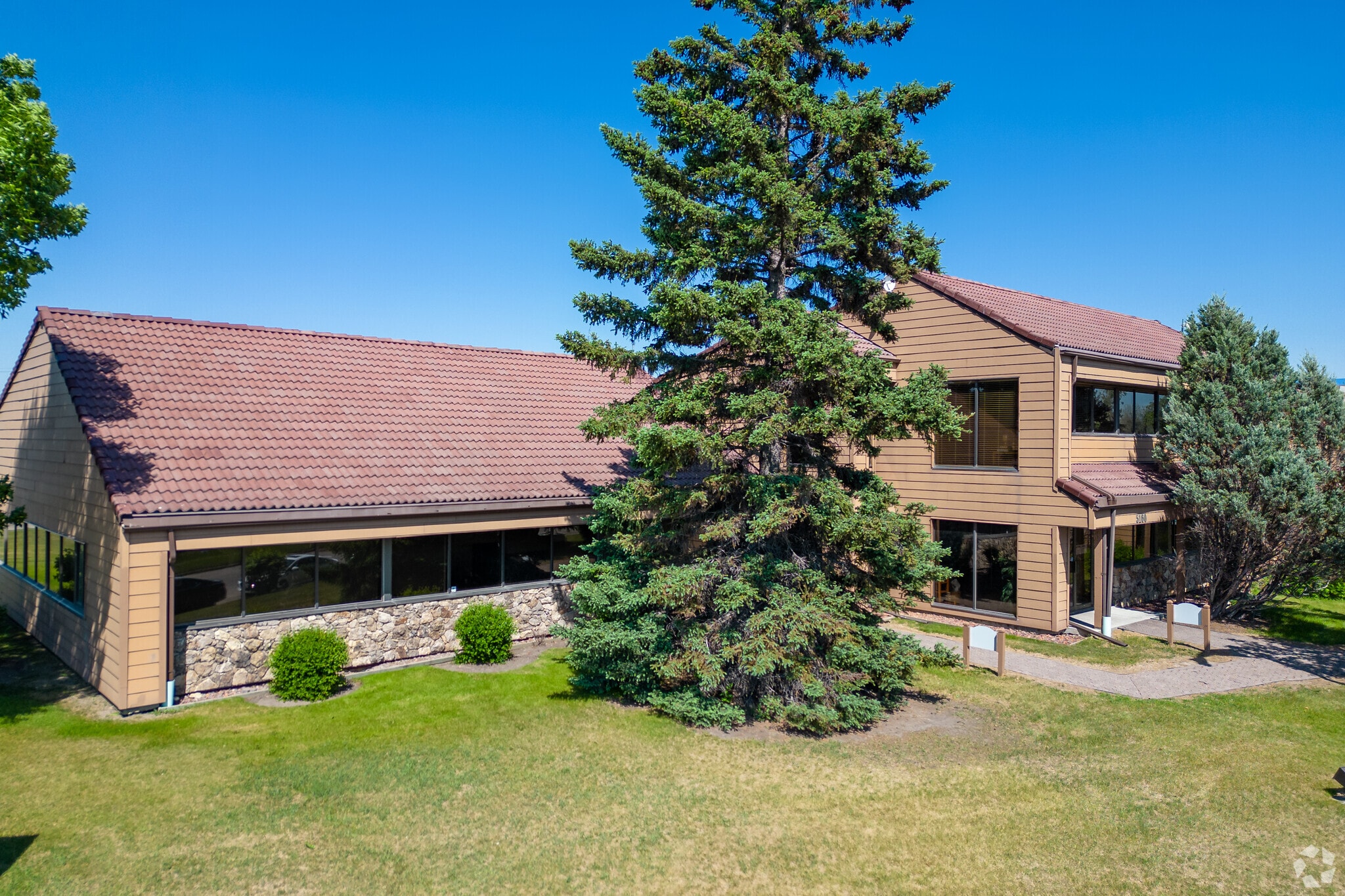 5160 Skyline Way NE, Calgary, AB à louer Photo principale– Image 1 sur 7