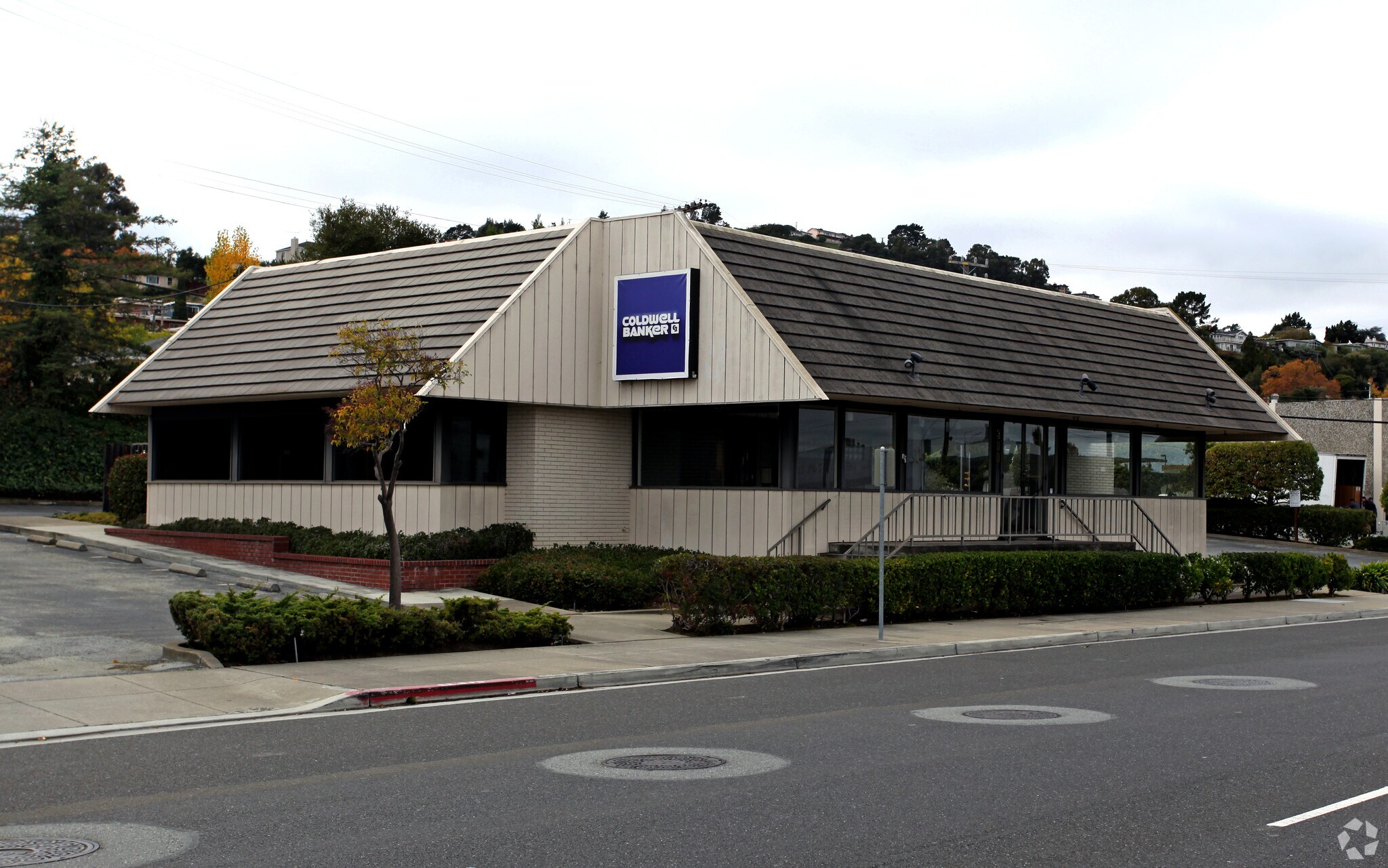 300 El Camino Real, San Carlos, CA à louer Photo principale– Image 1 sur 4