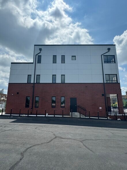 1729 Cottman Ave, Philadelphia, PA à louer - Photo de l’immeuble – Image 3 sur 4