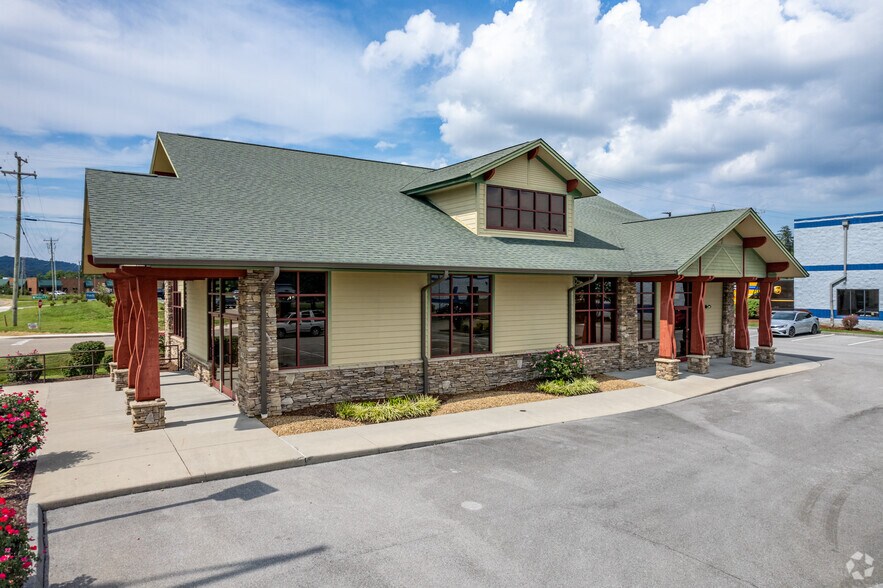 2505 S Wilcox Dr, Kingsport, TN à vendre - Photo de l’immeuble – Image 3 sur 7
