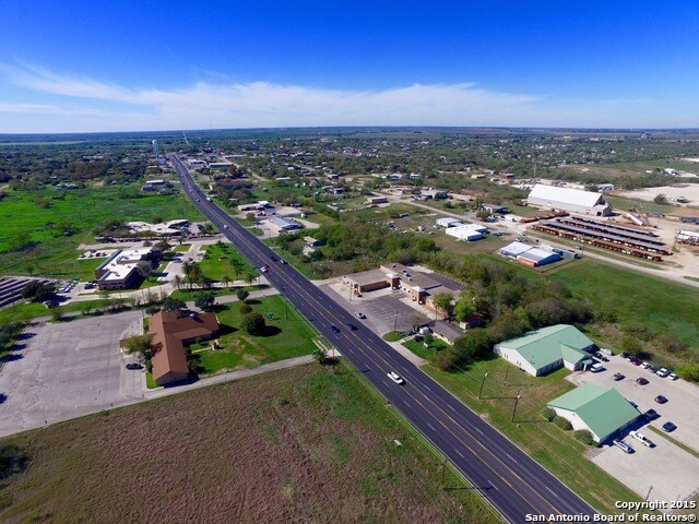 1701 E State Highway 97, Jourdanton, TX à louer - Photo de l’immeuble – Image 2 sur 20