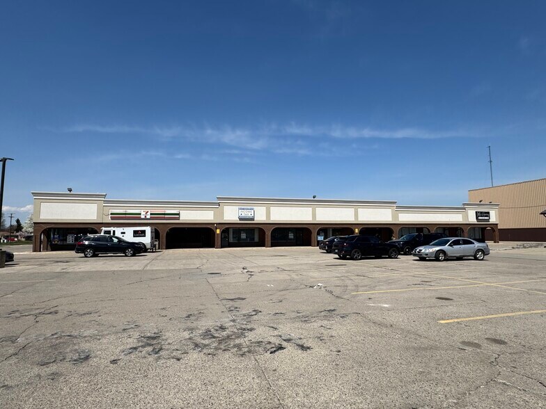 18711-18891 15 Mile Rd, Clinton Township, MI à vendre - Photo de l’immeuble – Image 2 sur 3