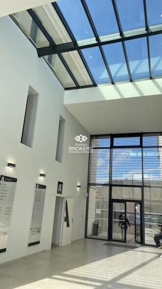 Bureau dans Châteaurenard à vendre - Photo de l’immeuble – Image 1 sur 3
