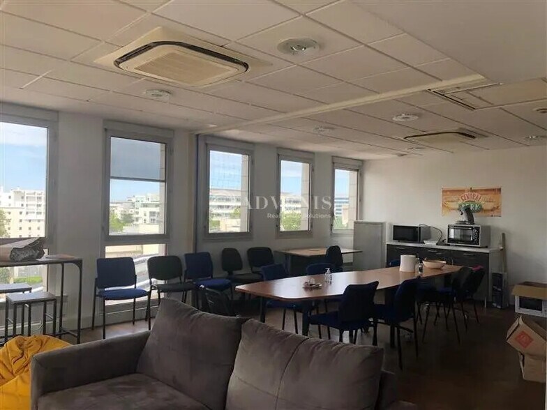 Bureau dans Montigny-le-Bretonneux à vendre - Photo de l’immeuble – Image 1 sur 5