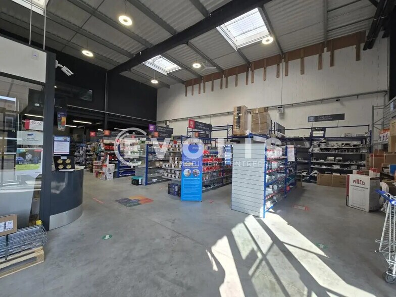 Local d’activités dans Villebon-sur-Yvette à louer - Photo de l’immeuble – Image 2 sur 8