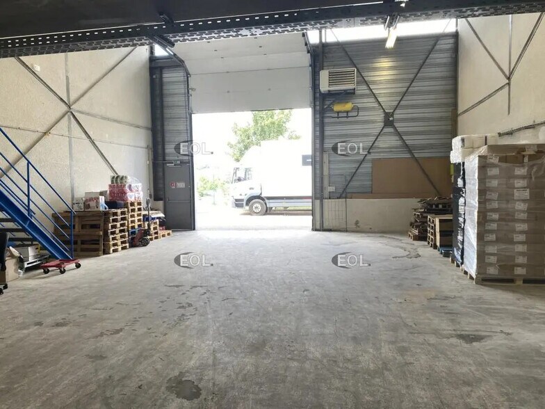 Local d’activités dans Brignais à louer - Photo de l’immeuble – Image 3 sur 11