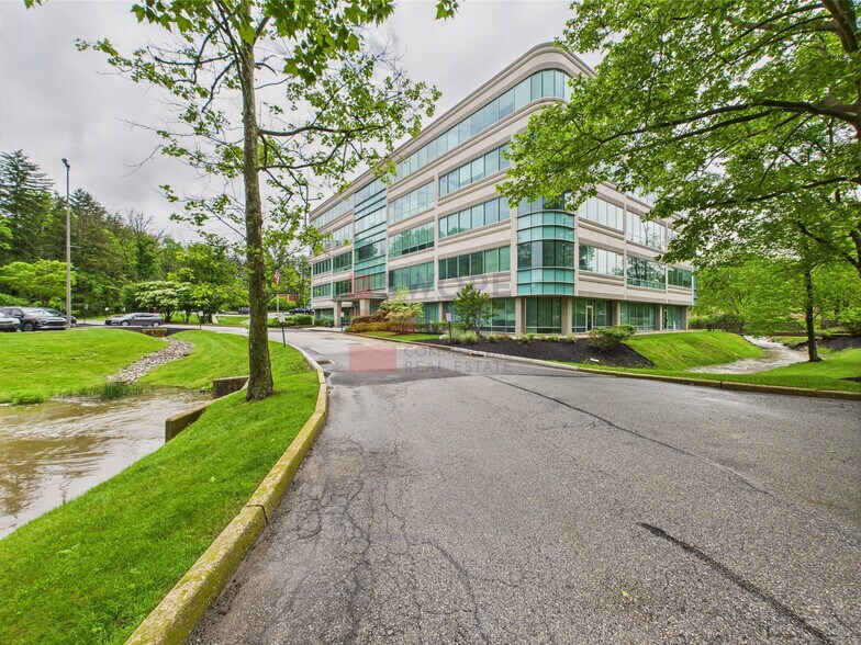 102 Pickering Way, Exton, PA à louer - Photo de l’immeuble – Image 2 sur 3