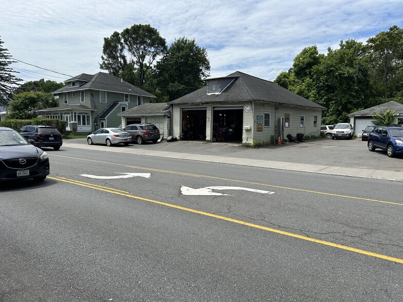 34, 36 and 44 Everett Road For Sale portefeuille de 2 biens à vendre sur LoopNet.fr - Photo de l’immeuble – Image 3 sur 3