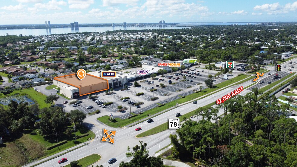 5660 Bayshore Rd, North Fort Myers, FL à louer - Photo de l’immeuble – Image 2 sur 24
