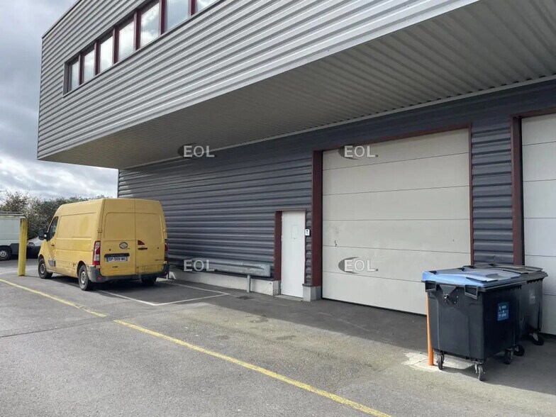 Local d’activités dans SAINT-OUEN-L'AUMONE à louer - Photo de l’immeuble – Image 1 sur 9