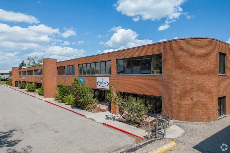 1715 27th Ave NE, Calgary, AB à louer - Photo de l’immeuble – Image 1 sur 4