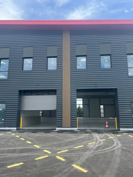 Local d’activités dans Élancourt à louer - Photo de l’immeuble – Image 1 sur 27