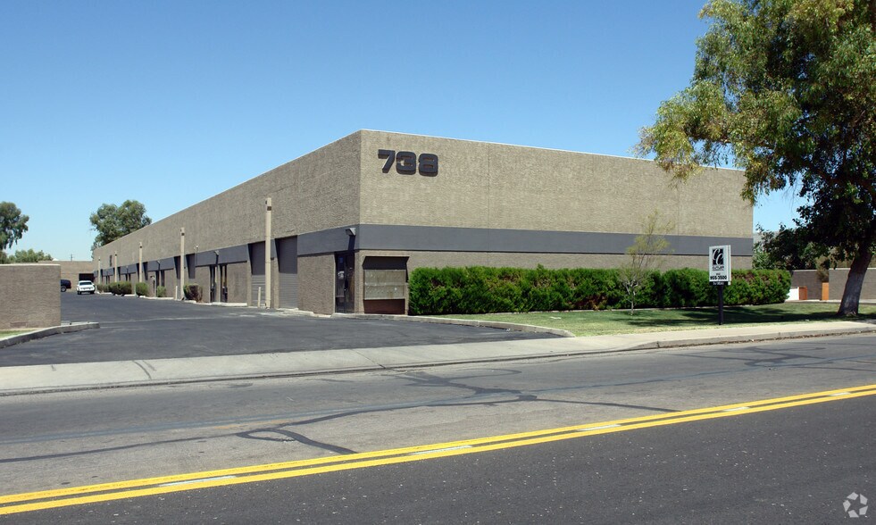 738 S Perry Ln, Tempe, AZ à louer - Photo de l’immeuble – Image 2 sur 8