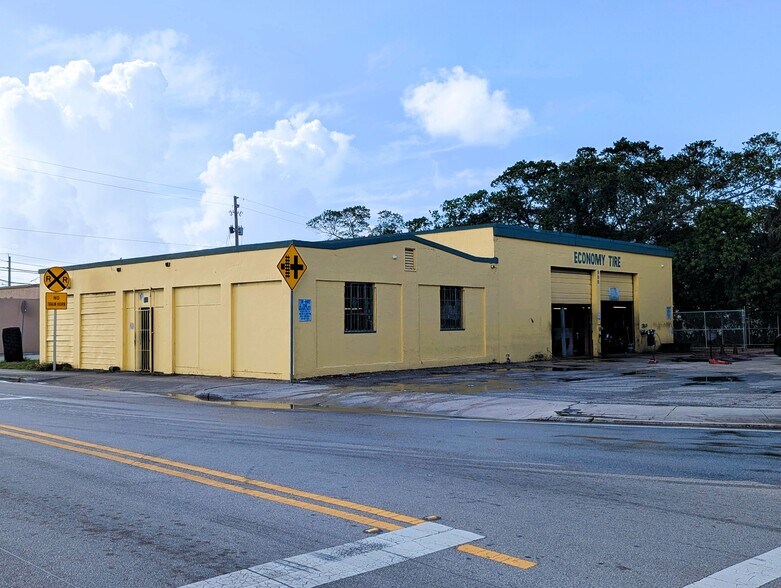 900 25th St, West Palm Beach, FL à louer - Photo de l’immeuble – Image 1 sur 6