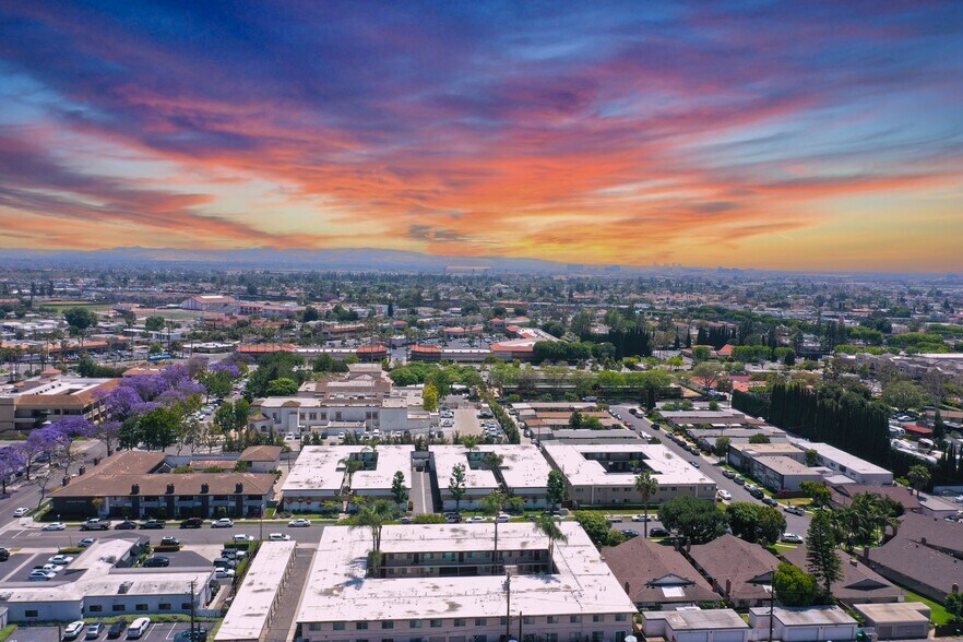 415 E 2nd St, Tustin, CA à vendre - Photo de l’immeuble – Image 2 sur 20