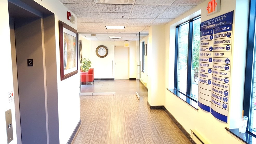 75 Raritan Ave, Highland Park, NJ à louer - Hall d’entrée – Image 2 sur 11