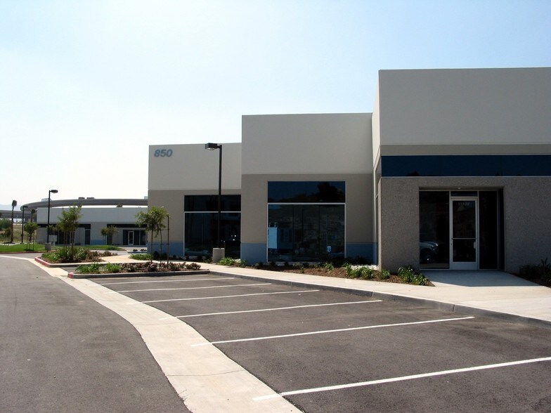 850 E Parkridge Ave, Corona, CA à louer - Photo de l’immeuble – Image 1 sur 5