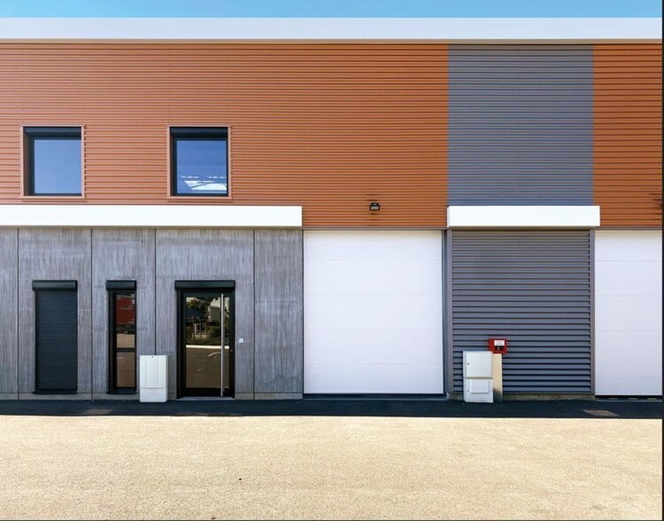 165 Avenue Henri Schneider, Meyzieu à louer - Photo de l’immeuble – Image 1 sur 10