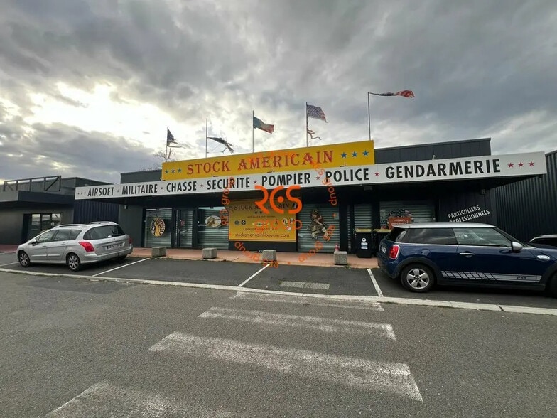 Local commercial dans Les Billaux à louer - Photo de l’immeuble – Image 2 sur 5