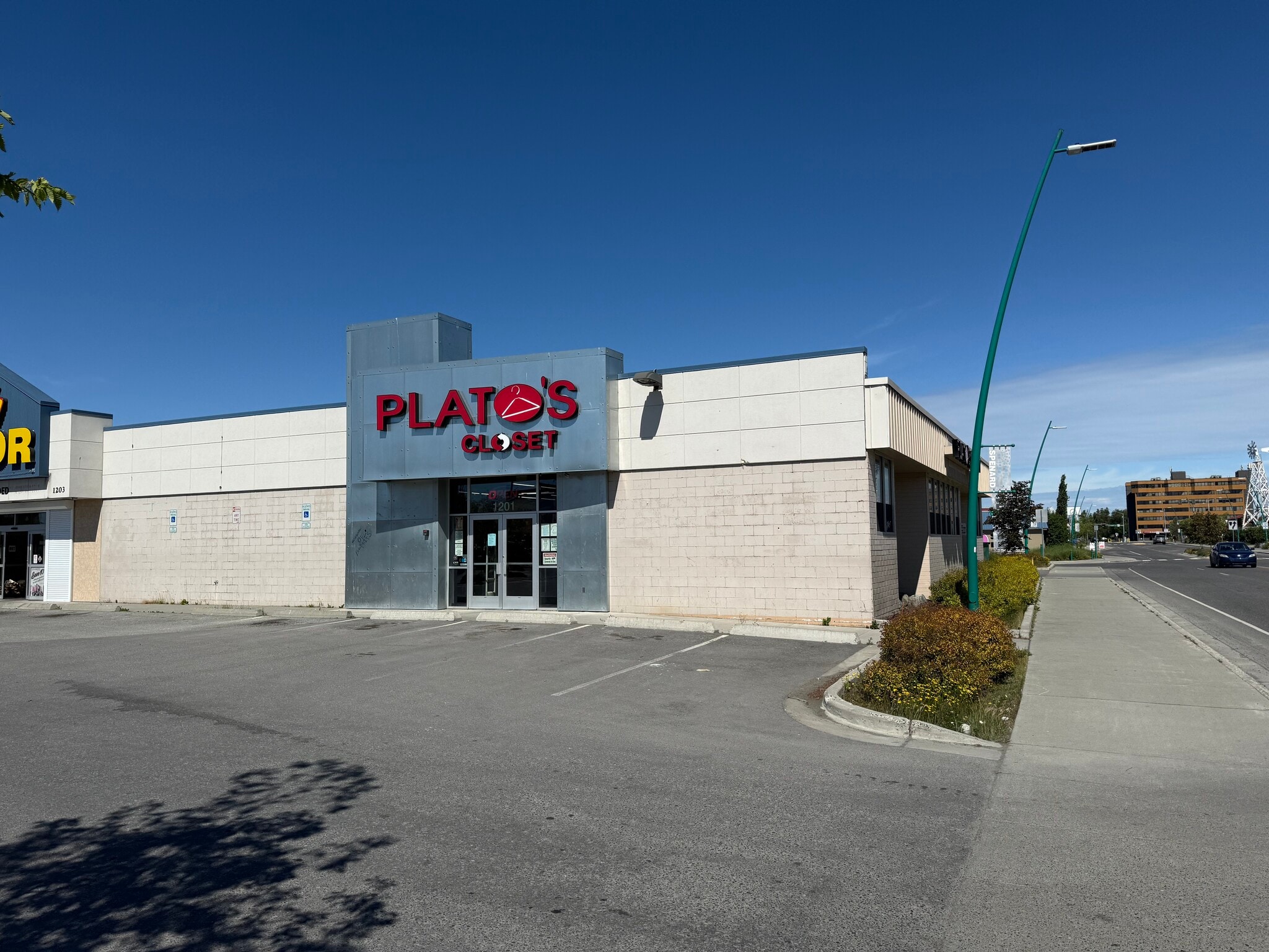1201 W Northern Lights Blvd, Anchorage, AK à louer Photo principale– Image 1 sur 25