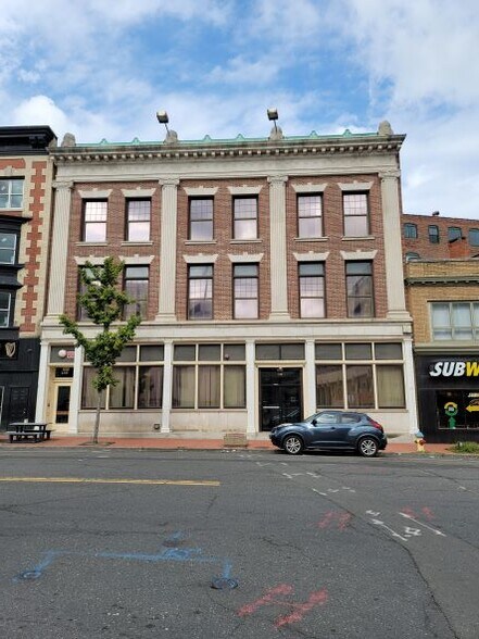 132 Grand St, Waterbury, CT à louer - Photo de l’immeuble – Image 3 sur 12
