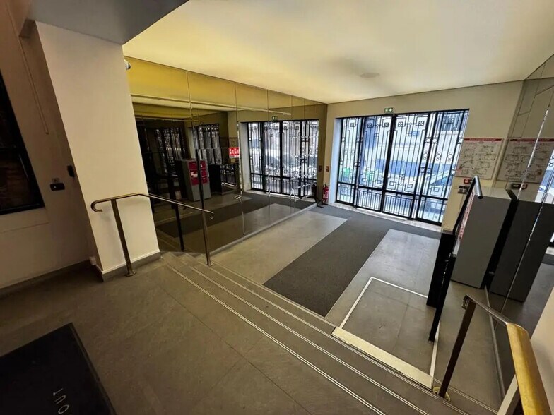 23 Rue Taitbout, Paris à louer - Photo de l’immeuble – Image 3 sur 19