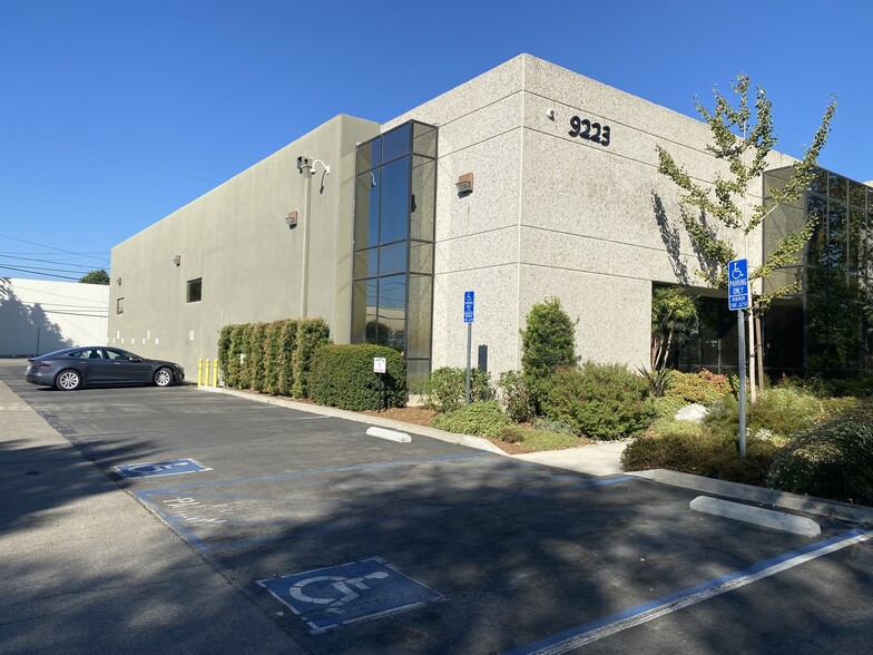 9223 Eton Ave, Chatsworth, CA à louer - Photo de l’immeuble – Image 1 sur 31