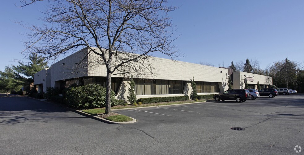 777 Larkfield Rd, Commack, NY à louer - Photo de l’immeuble – Image 2 sur 6