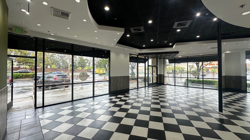 475-745 E Hospitality Ln, San Bernardino, CA à louer - Photo de l’immeuble – Image 2 sur 21