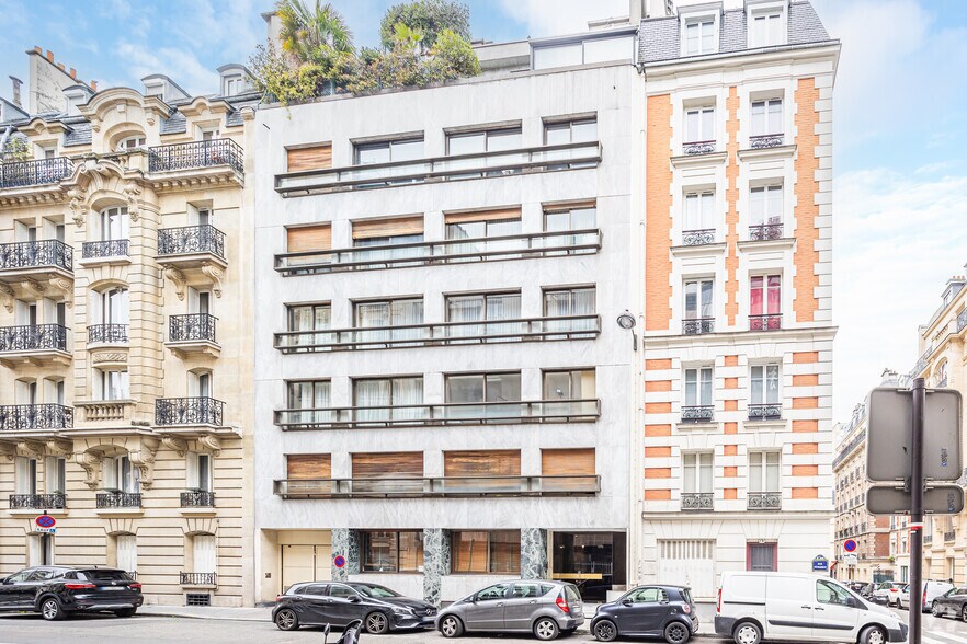 Immeuble residentiel dans Paris à vendre - Photo principale – Image 1 sur 2