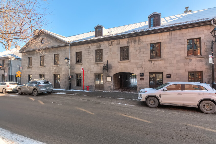 306 Pl D'Youville #A10, Montréal, QC à louer - Photo de l’immeuble – Image 3 sur 6