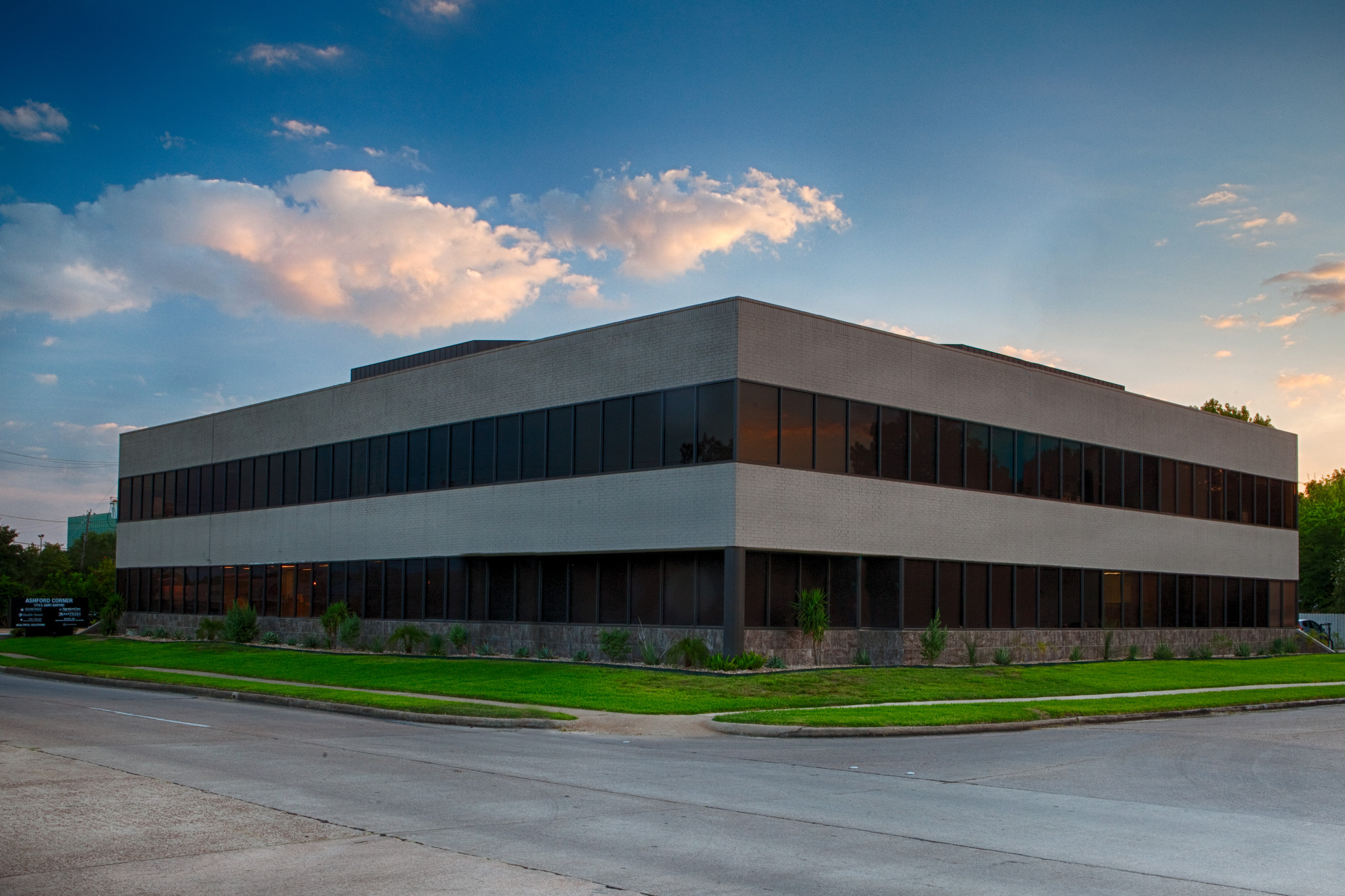 1710 S Dairy Ashford Rd, Houston, TX à louer Photo de l’immeuble– Image 1 sur 17