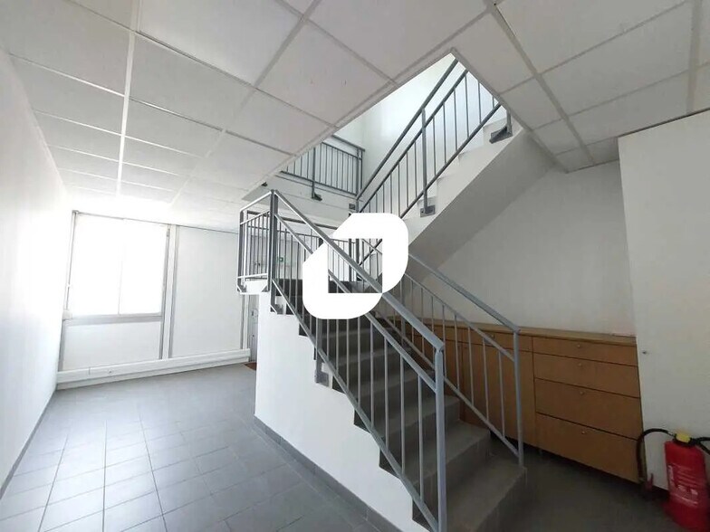 Local d’activités dans Coignières à louer - Photo de l’immeuble – Image 2 sur 12