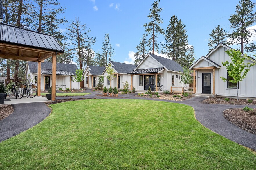 560 E Main Ave, Sisters, OR à vendre - Photo de l’immeuble – Image 3 sur 50