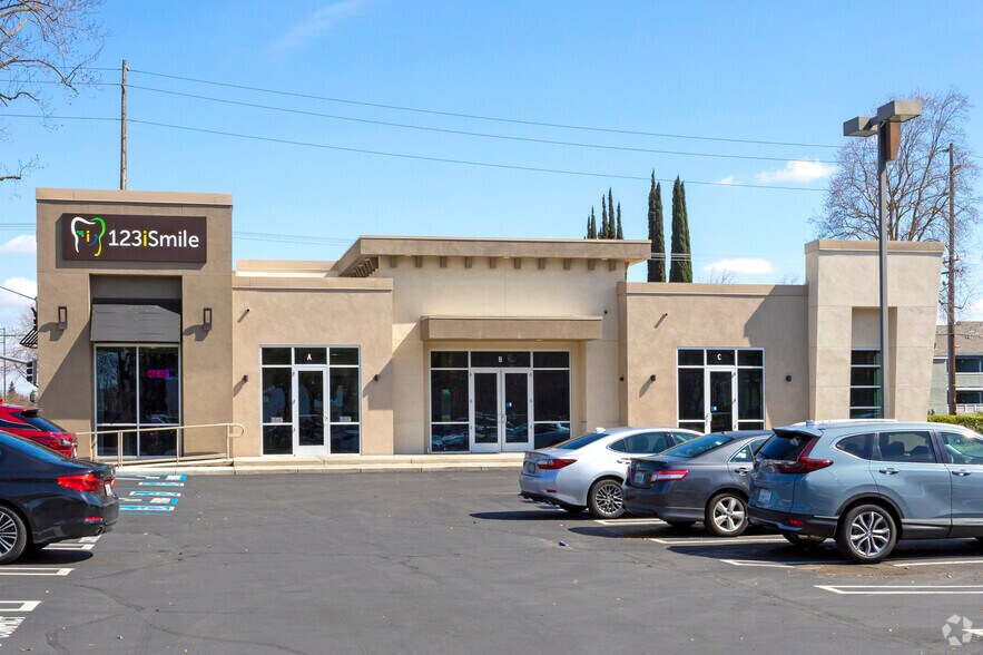 1750 Standiford Ave, Modesto, CA à louer - Photo de l’immeuble – Image 2 sur 4