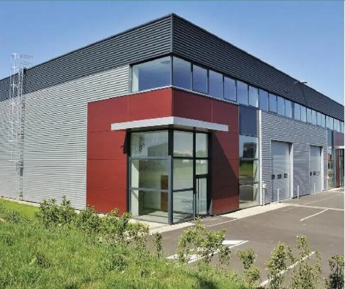 4 Rue Du Maréchal De Lattre De Tassigny, Élancourt à louer - Photo de l’immeuble – Image 1 sur 8