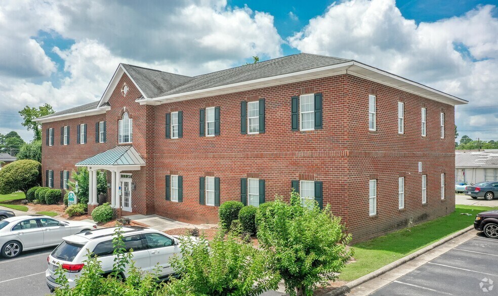 2944 Breezewood Ave, Fayetteville, NC à louer - Photo de l’immeuble – Image 1 sur 17