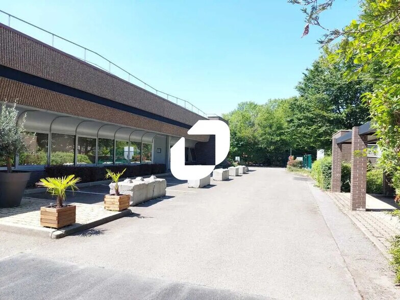 Local d’activités dans Trappes à louer - Photo de l’immeuble – Image 1 sur 11