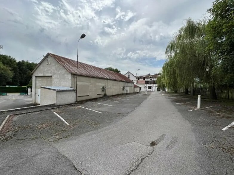 Local d'activités dans Gilocourt à vendre - Photo de l’immeuble – Image 2 sur 5